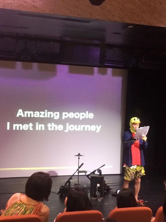 シンガポールで旅の出会いについて話すスターダックトニー